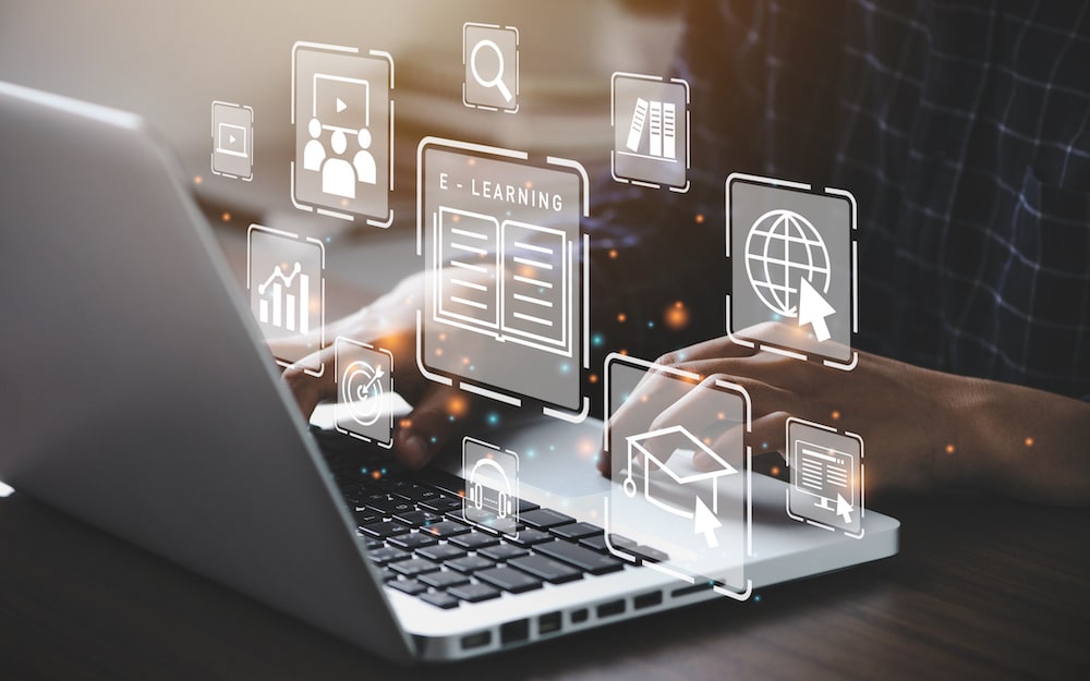 Homme d'affaires utilisant un ordinateur pour un webinaire en ligne, formation sur Internet, concept de cours en ligne et d’apprentissage à distance.