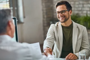 consultant serrant la main de son client