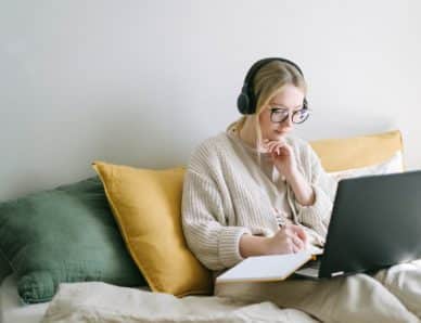 femme qui fait du audiolearning