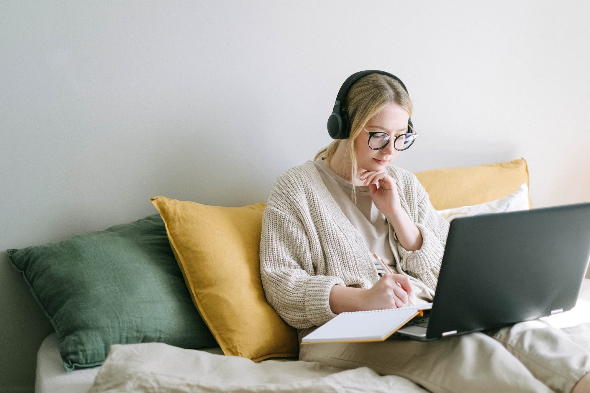 femme qui fait du audiolearning