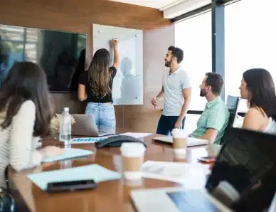 il s'agit d'une illustration d'une réunion, et des participants regardant une femme écrire sur un tableau blanc