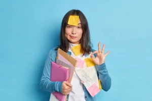 tout-est-sous-controle-jeune-femme-asiatique-serieuse-confiante-fait-geste-correct-accepte-collabore-