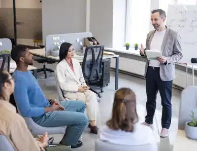 photo d'un homme formateur apprenant à ses collègues