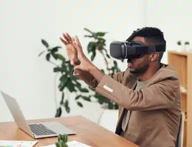 photo d'un homme avec un casque de réalité virtuelle pour le métaverse