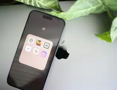 il s'agit d'une photo d'un téléphone montrant toute les applications d'IA