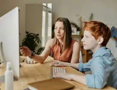 photo d'une femme et d'un enfant regardant un ordinateur pour découvrir et le laisser apprendre par lui même