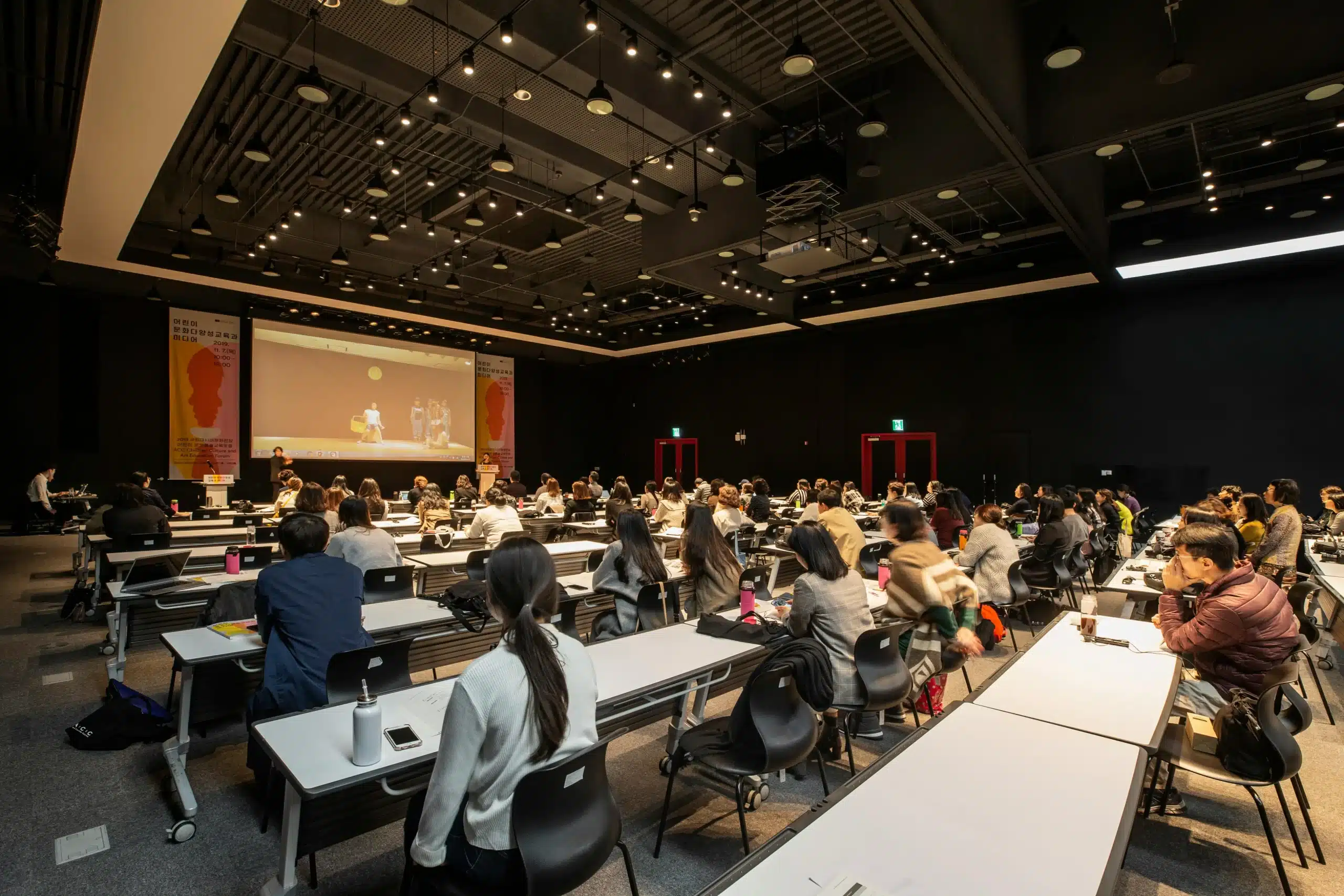 il s'agit d'une photo prise dans un amphithéâtre donnant un cours à un classe