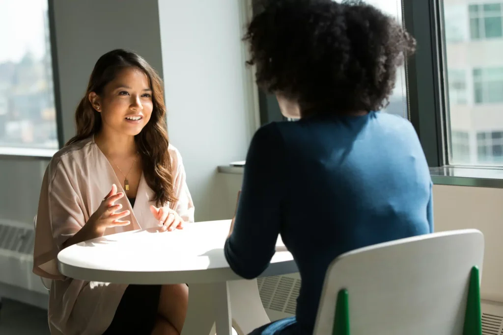 Deux femmes en discussion lors d&#039;un entretien en face à face