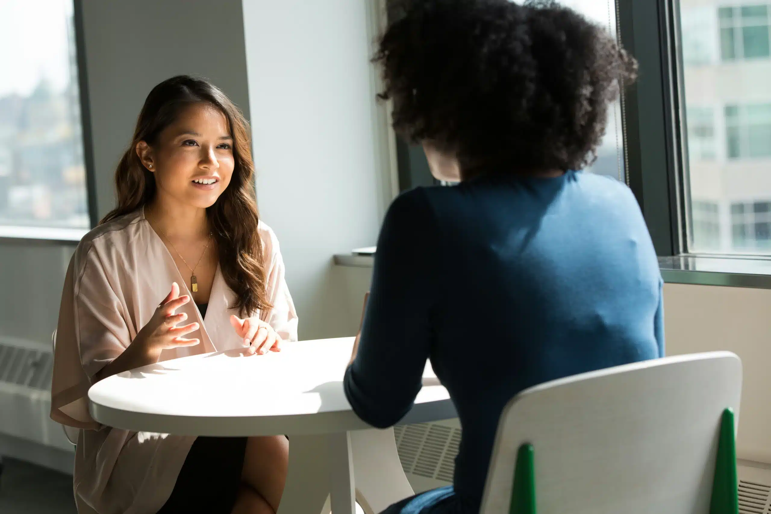 Deux femmes en discussion lors d'un entretien en face à face