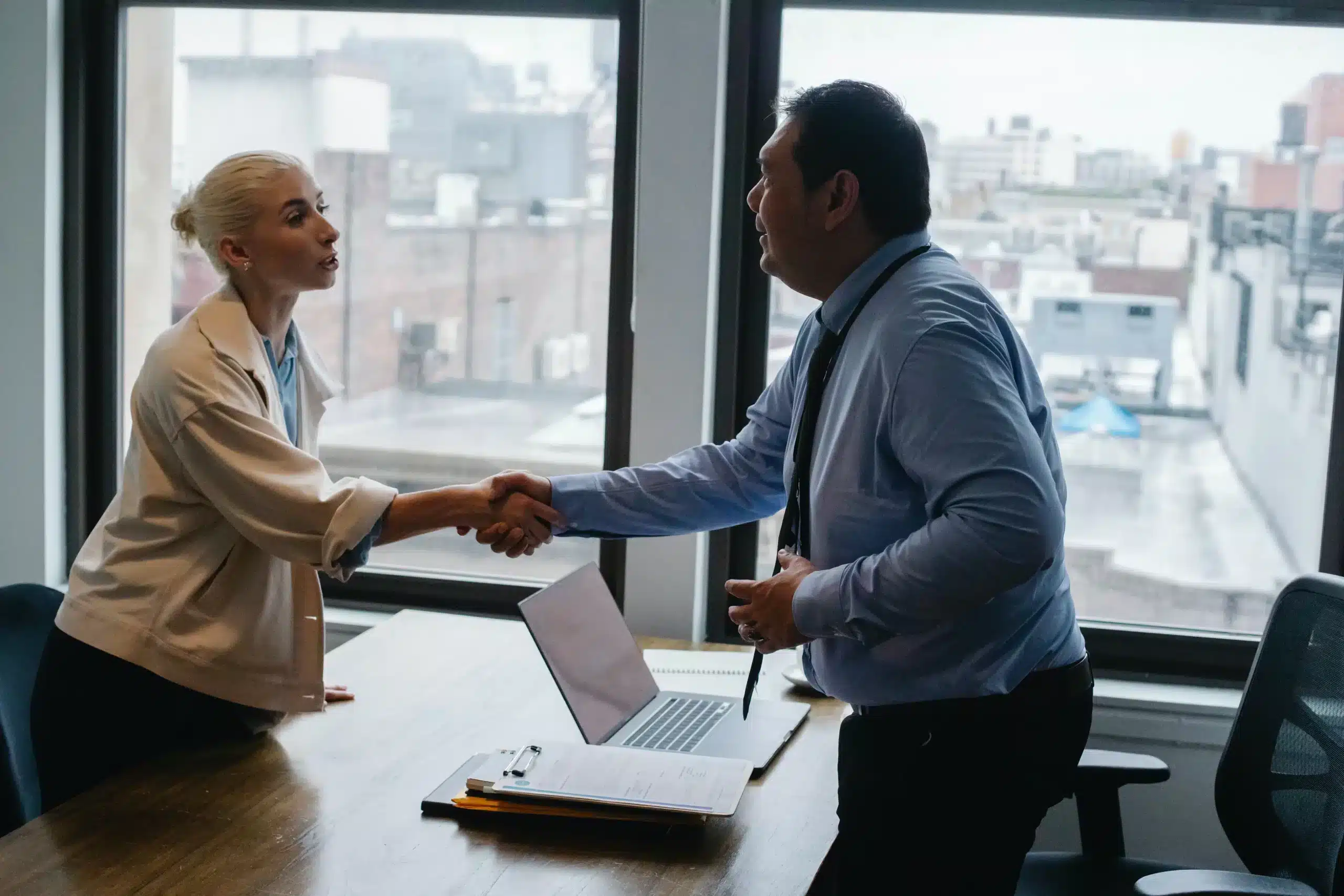 Entretien professionnel entre femme et homme avec poignée de main
