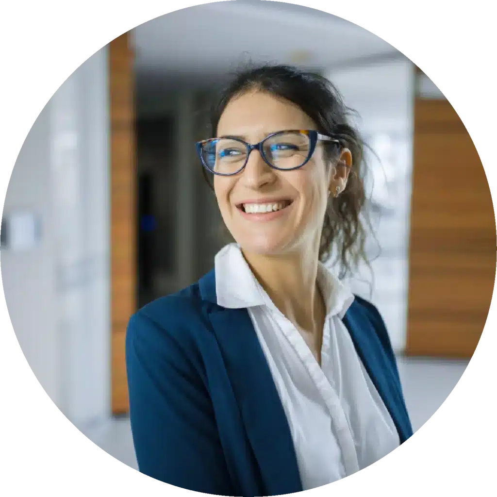 Portrait d'une femme souriante en tenue professionnelle