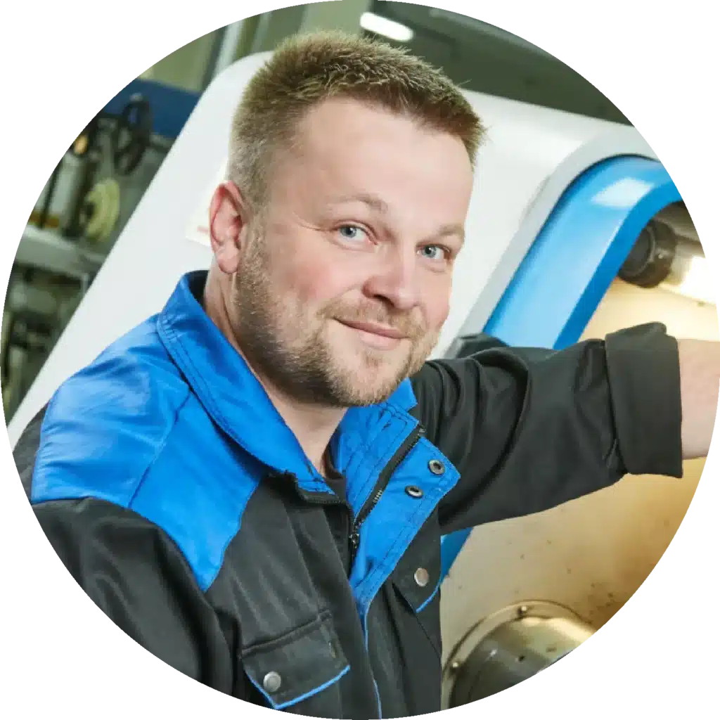 Portrait d'un ouvrier dans un atelier industriel