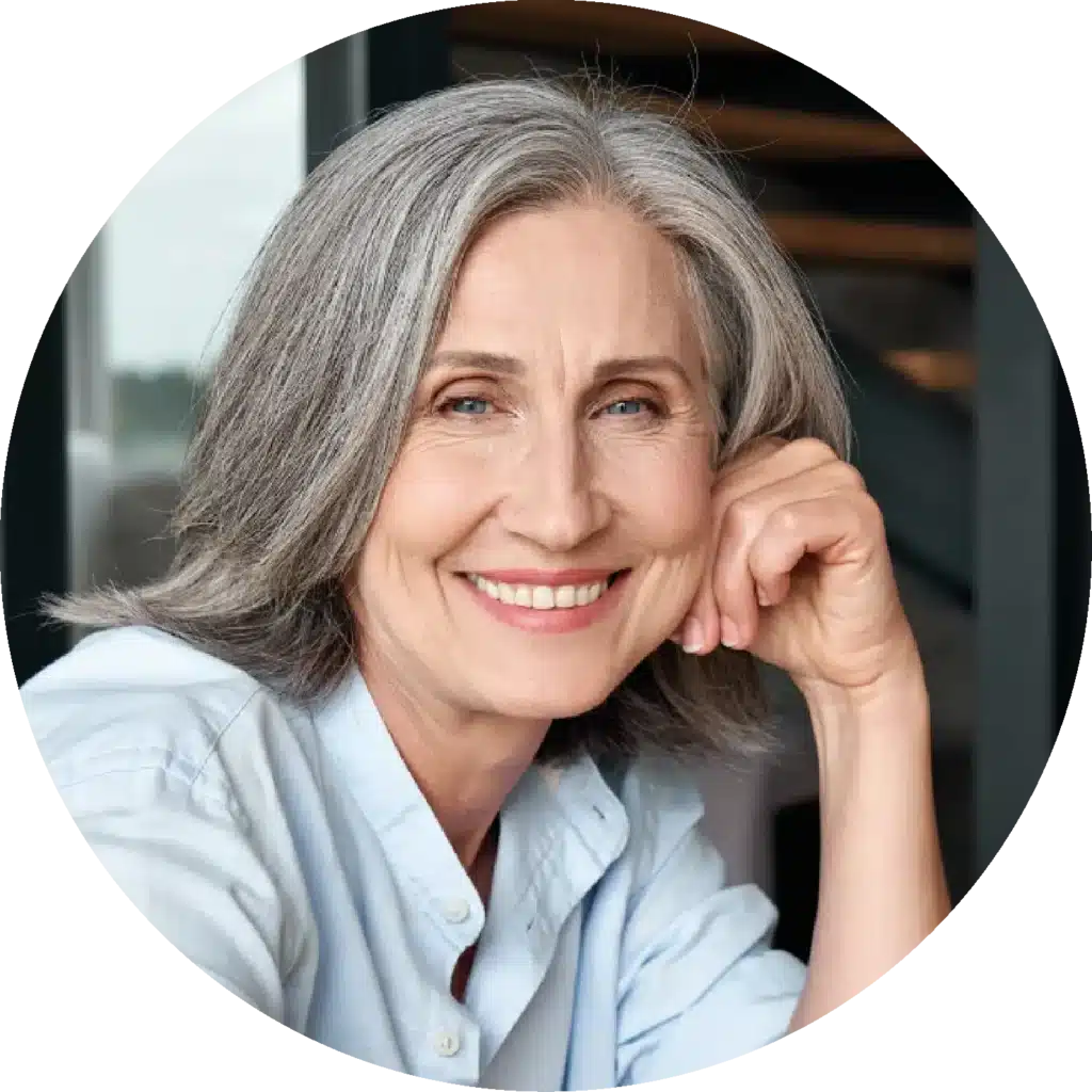 Portrait d'une femme souriante aux cheveux gris