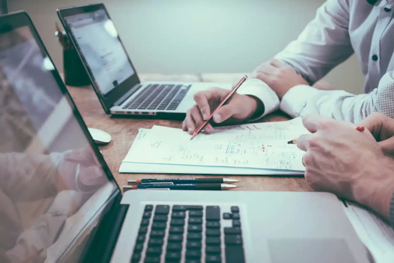 ordinateurs-documents-personnes-travail