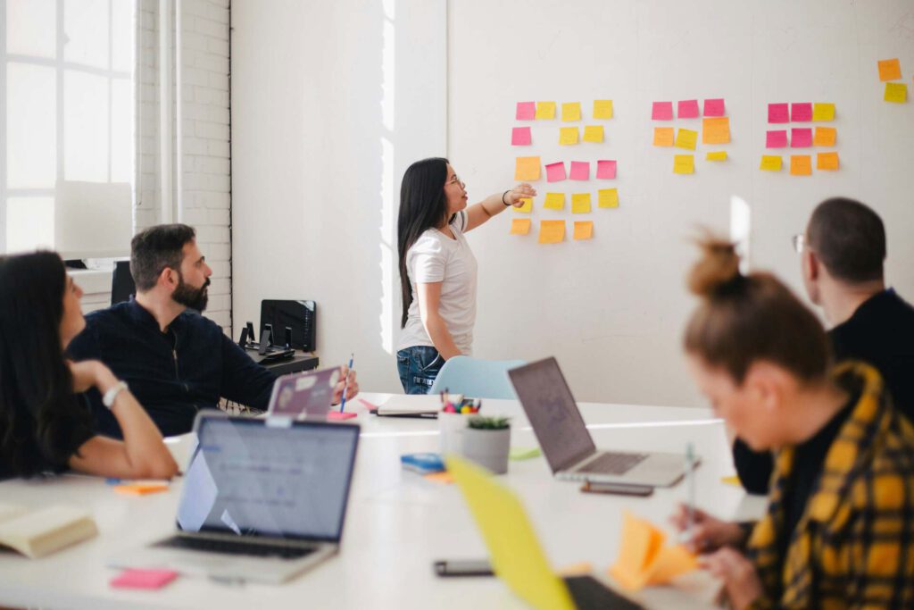 Formation en groupe avec une présentation sur mur de post-it