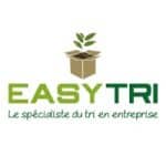 Logo d&#039;EasyTri – Une boîte en carton avec une plante verte, symbolisant le recyclage. Le nom &quot;EASYTRI&quot; en vert et le slogan &quot;Le spécialiste du tri en entreprise&quot; en dessous.