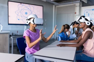 Jeunes élèves en classe utilisant des casques de réalité virtuelle pour une expérience immersive, sous la supervision d'une enseignante