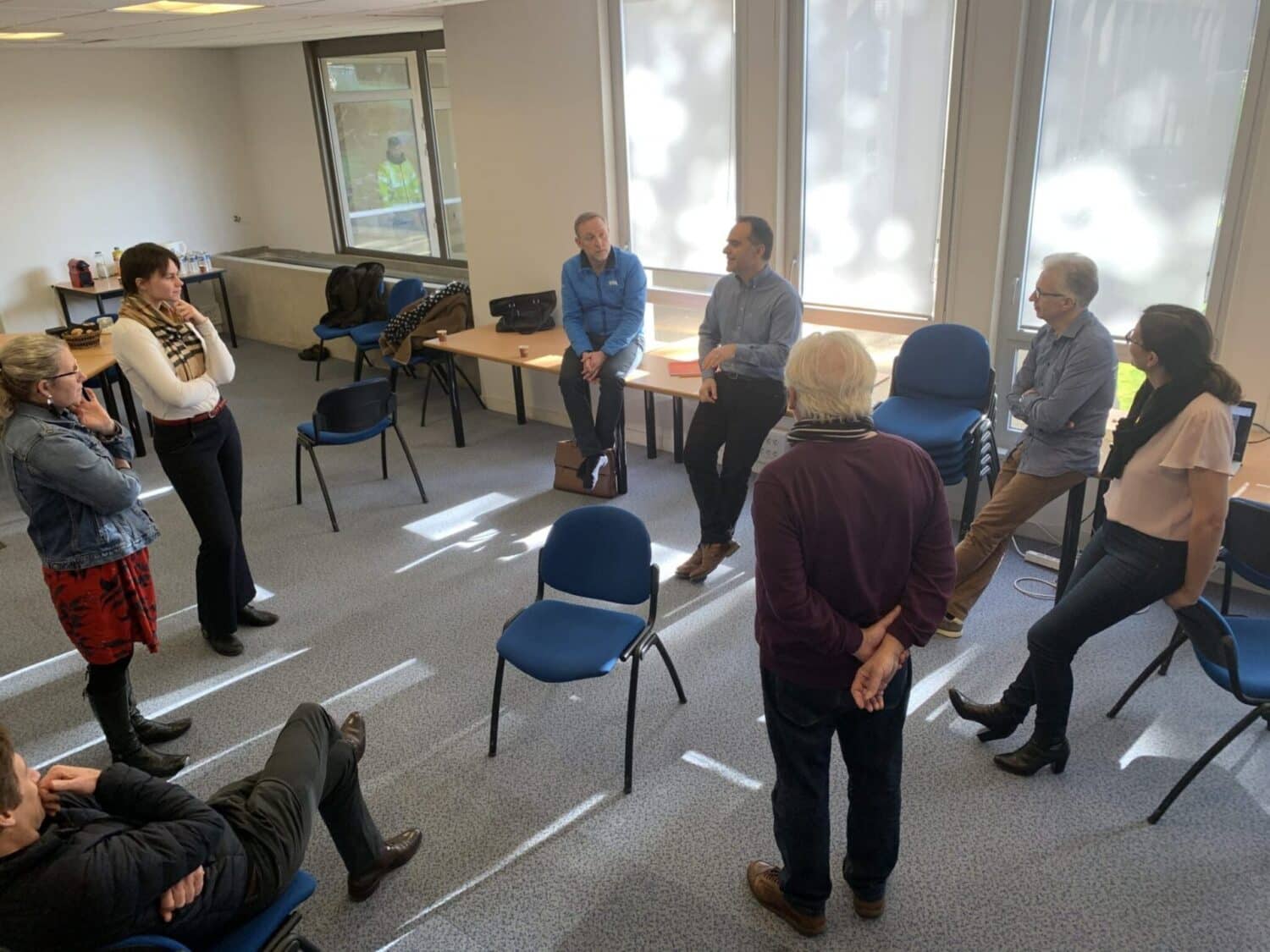 Groupe de personnes en discussion dans une salle de réunion