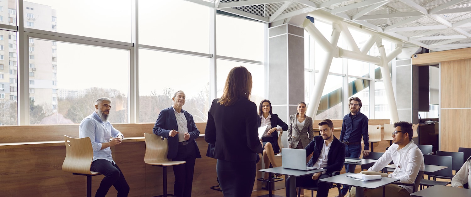 Formation en entreprise avec une formatrice et des participants.
