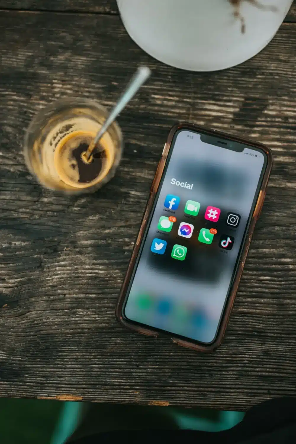 télephone-sur-réseaux-sociaux
