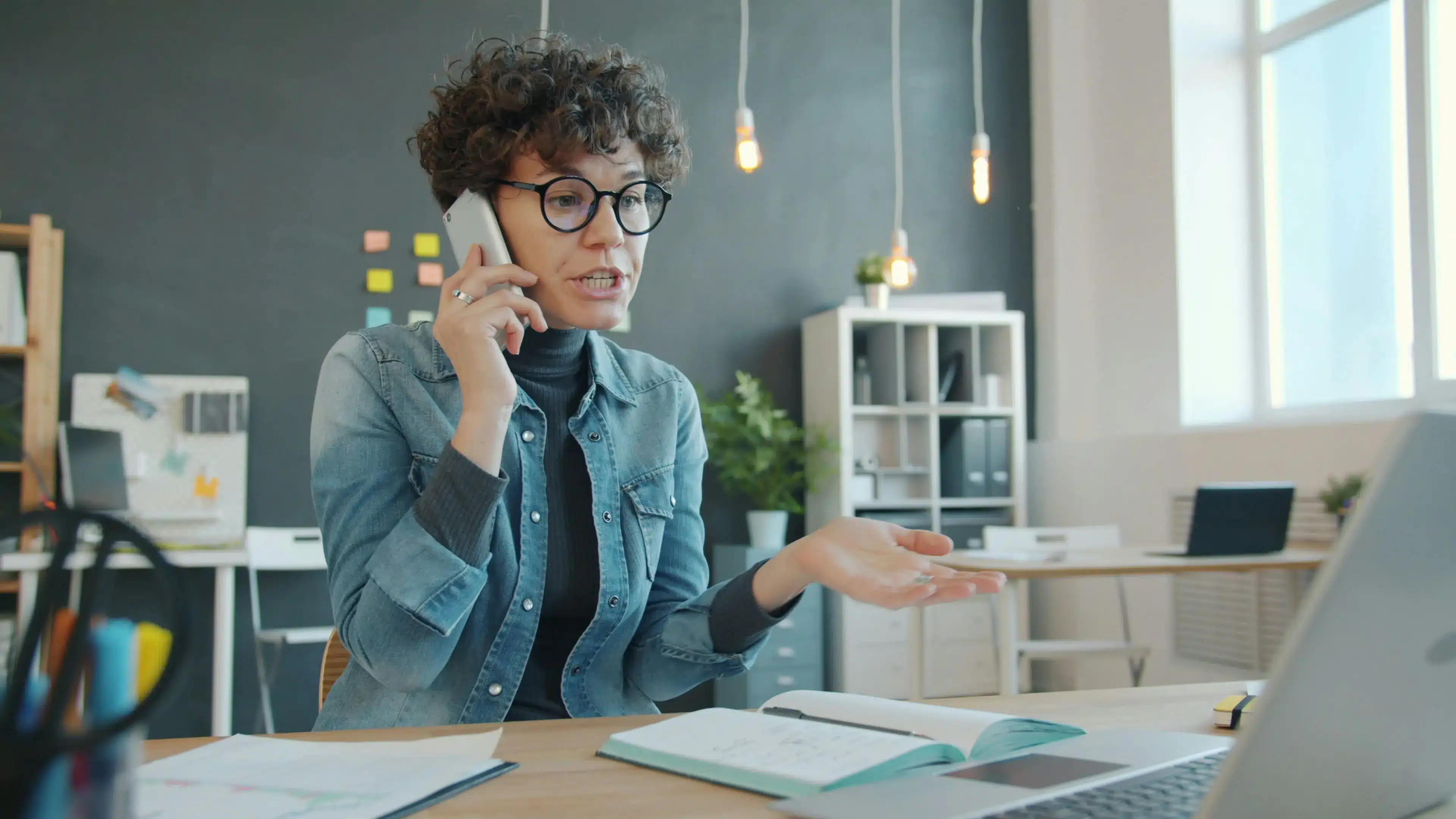 personne-au-téléphone-qui-gère-un-conflit