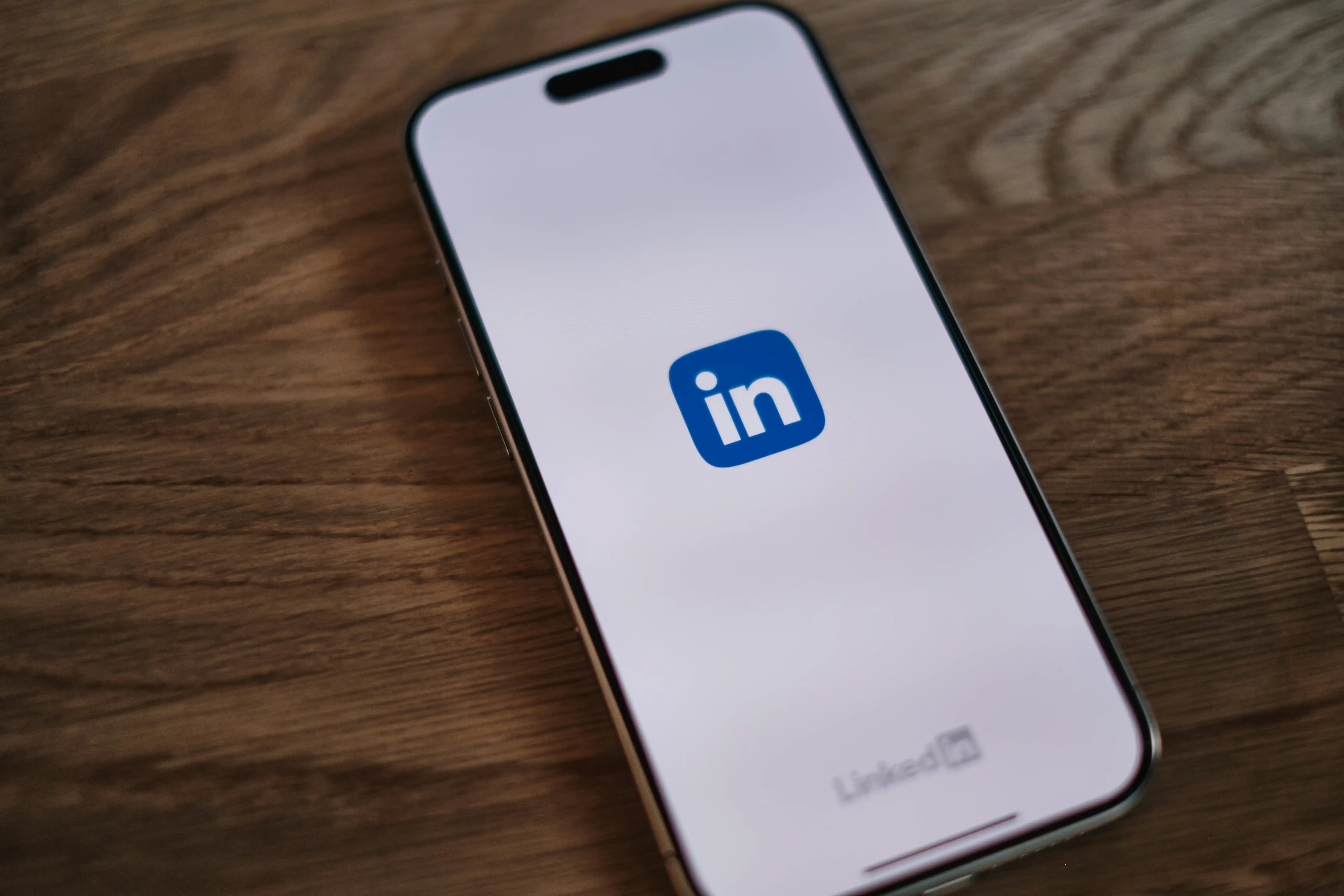 telephone-avec-application-linkedin-ouverte