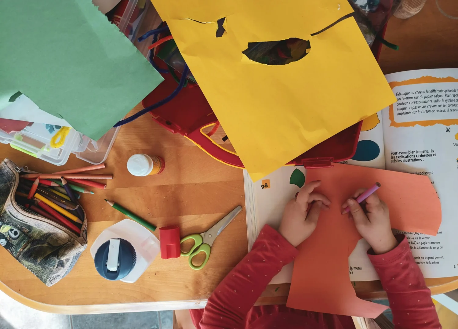 enfants-qui-bricolent-avec-du-carton