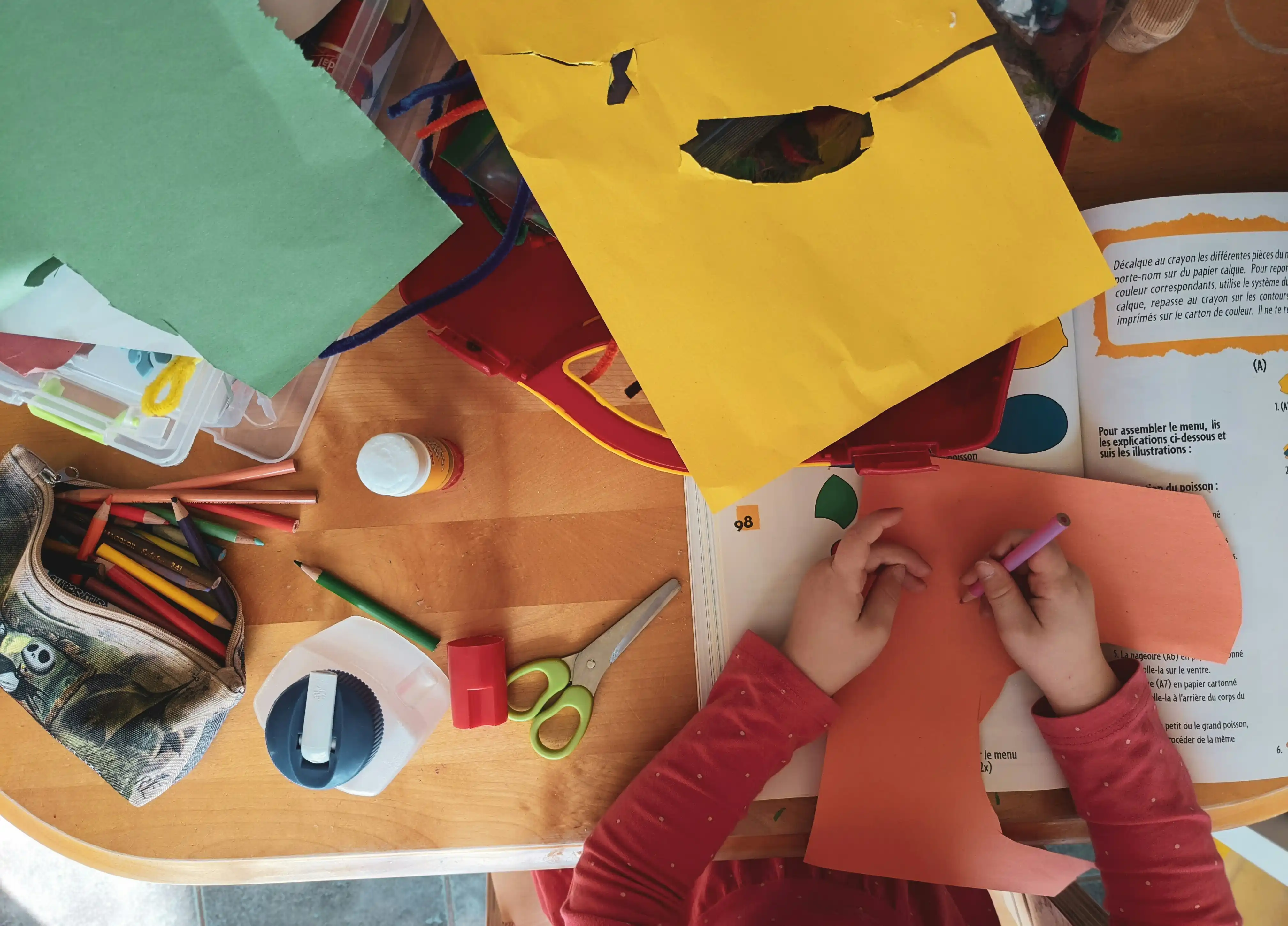 enfants-qui-bricolent-avec-du-carton
