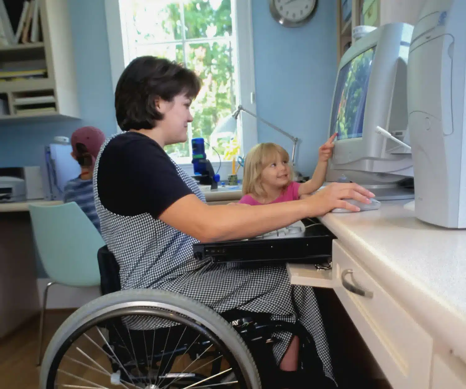 personne-en-situation-de-handicap-devant-ordinateur