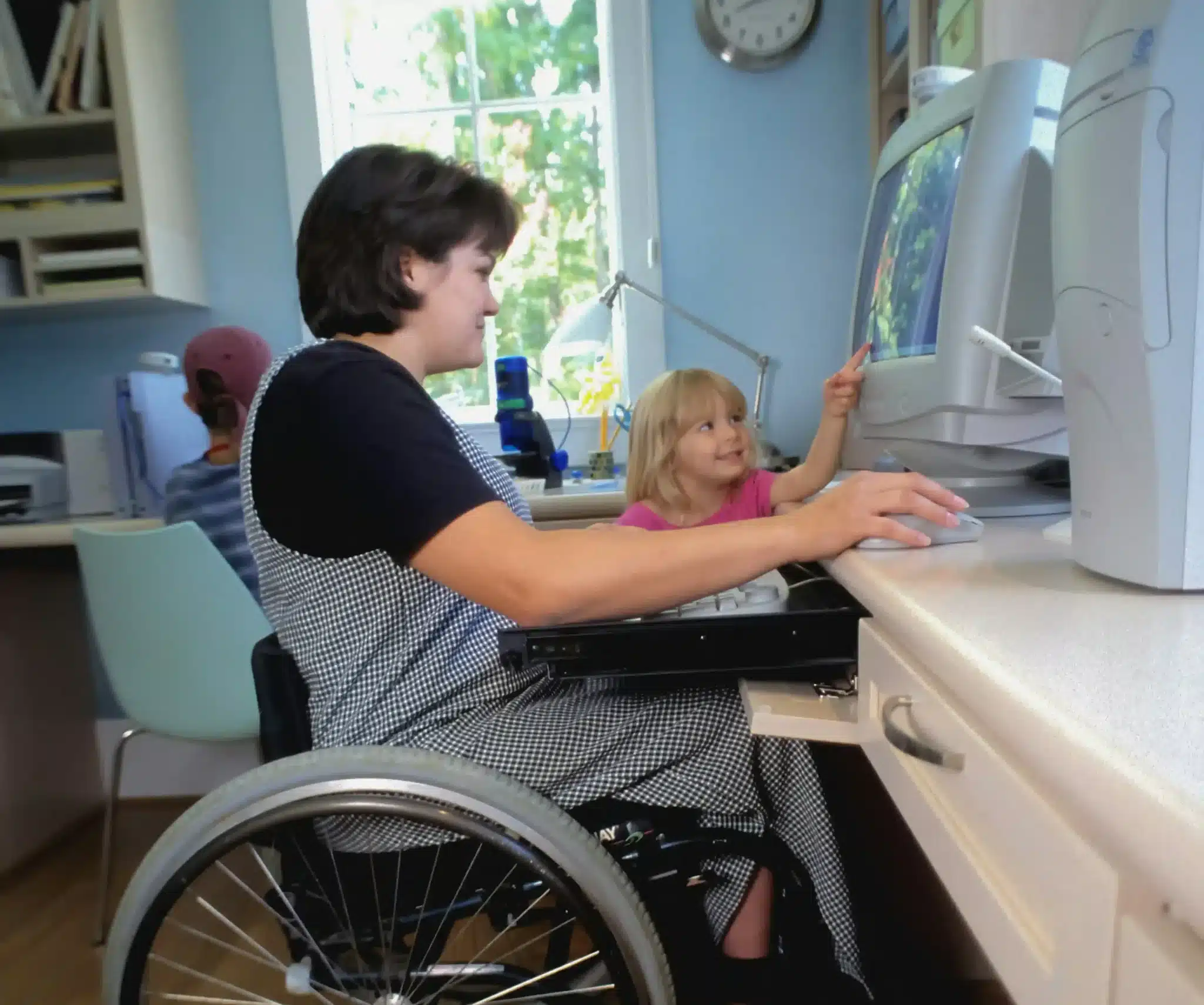 personne-en-situation-de-handicap-devant-ordinateur