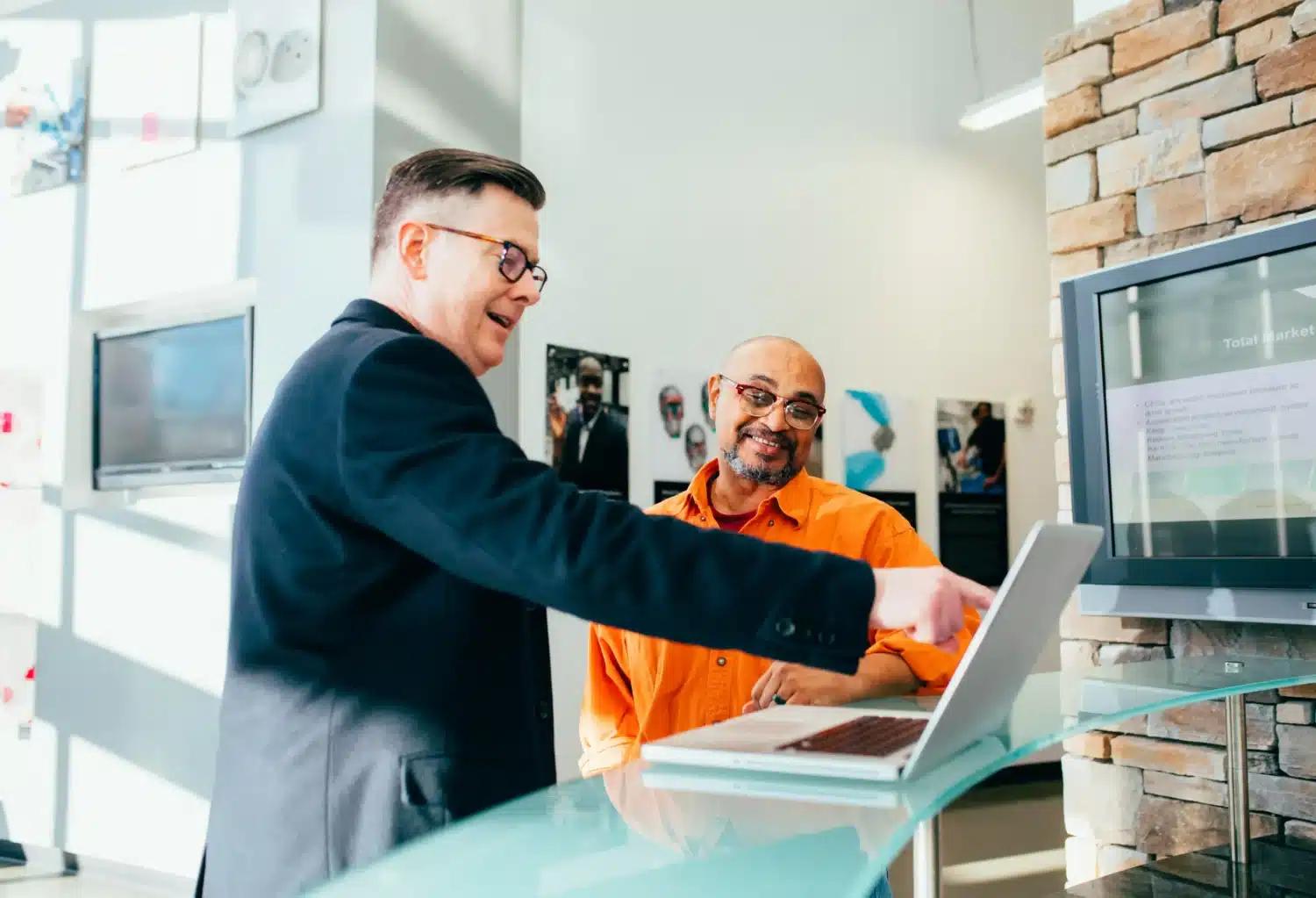 personne-qui-vend-a-un-client
