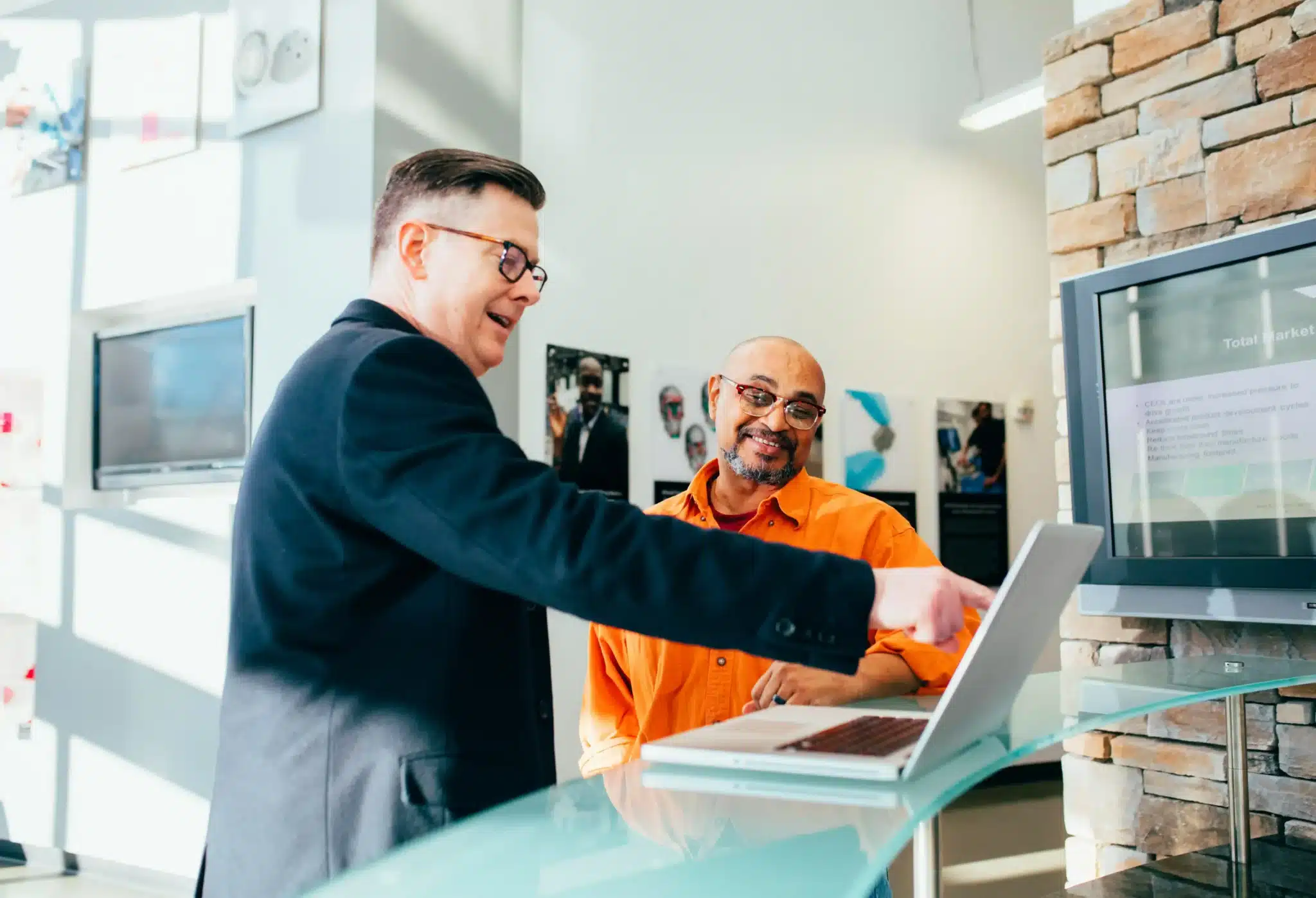 personne-qui-vend-a-un-client
