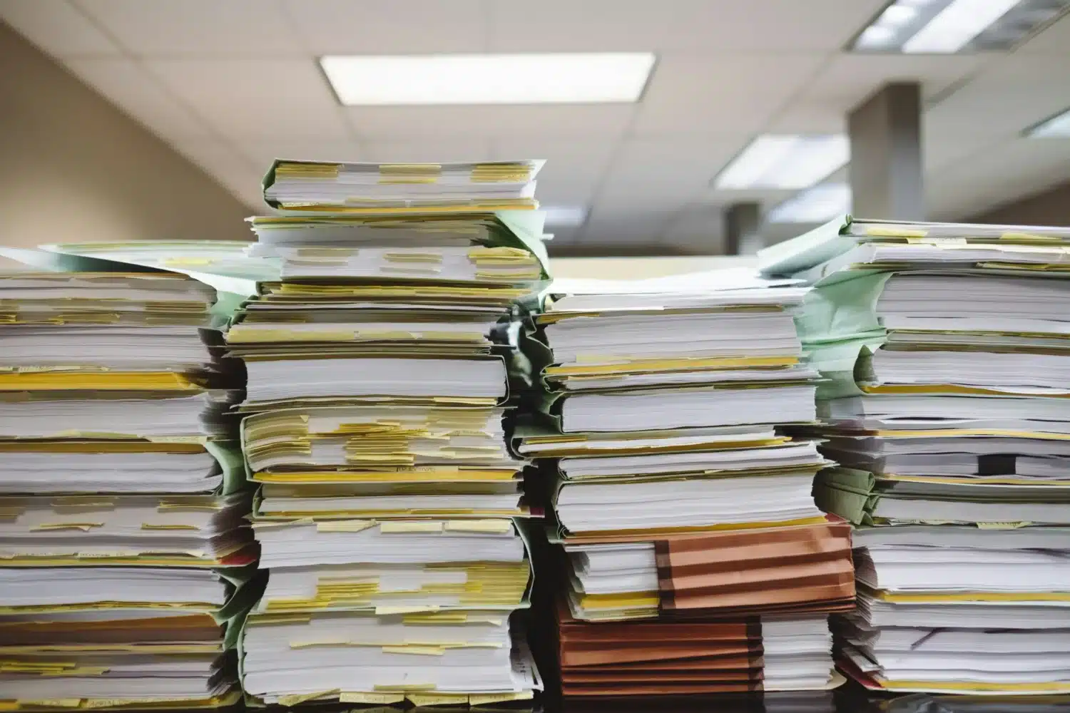 piles-de-documents-papier-et-de-dossiers
