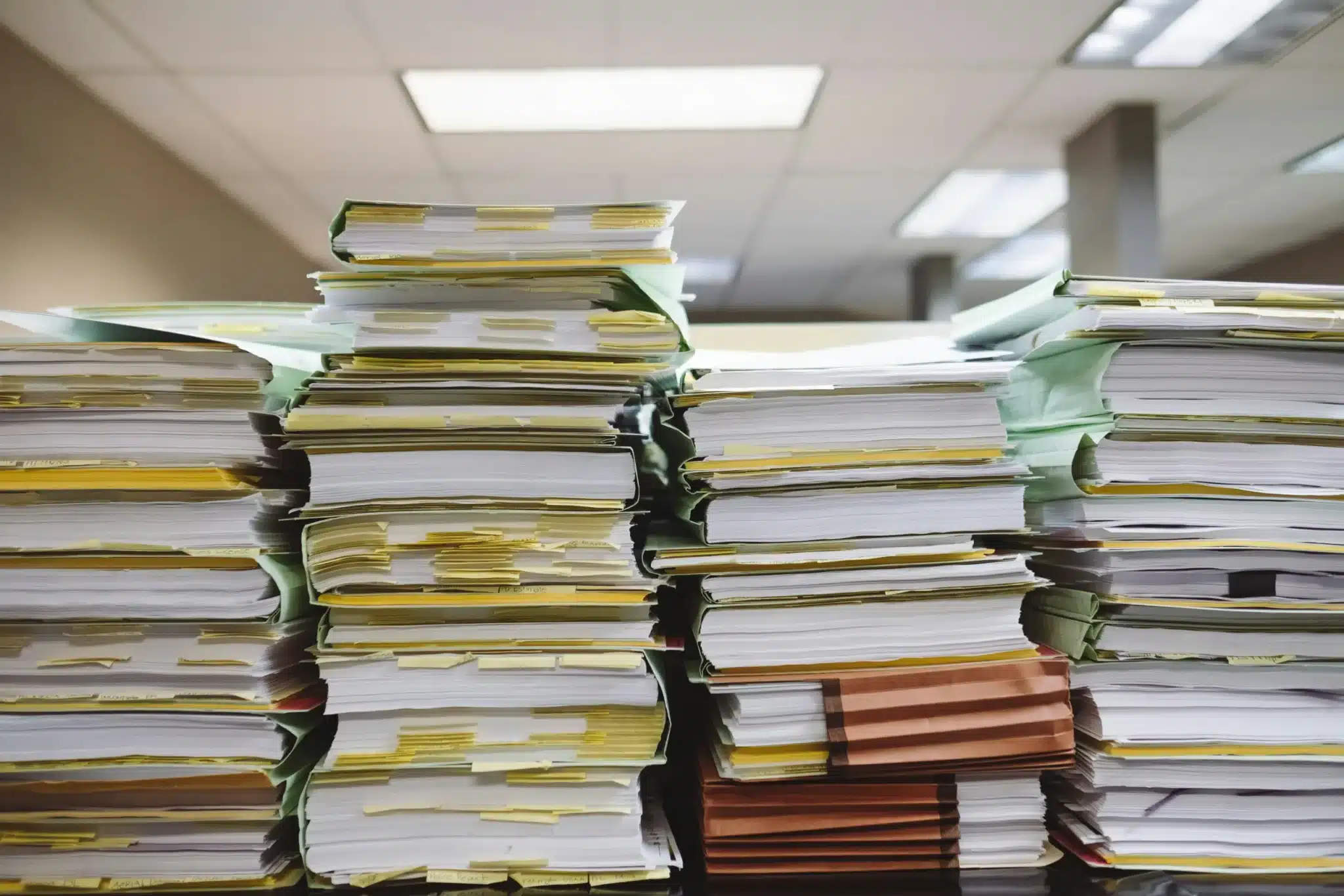 piles-de-documents-papier-et-de-dossiers