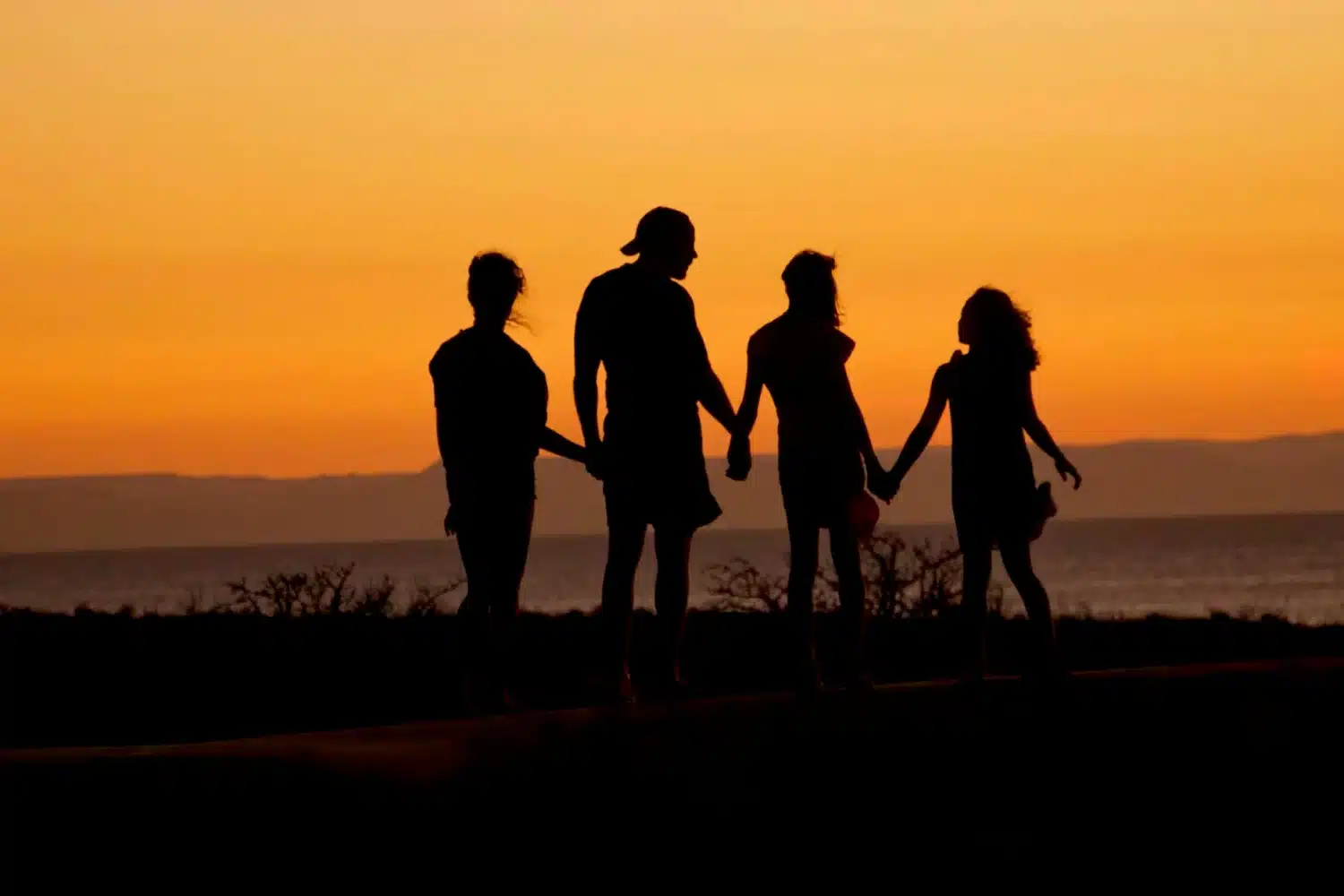 famille-devant-un-couche-de-soleil