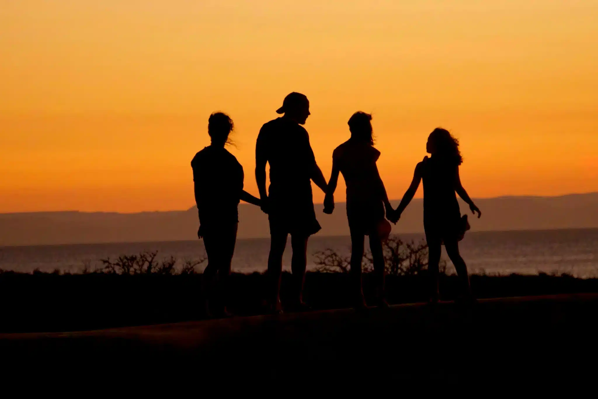 famille-devant-un-couche-de-soleil
