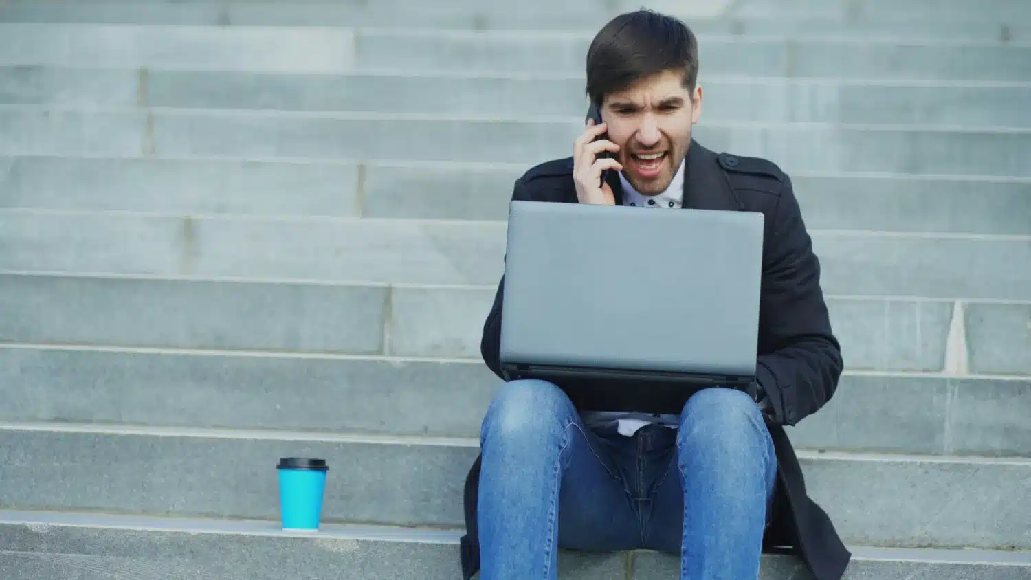 homme-au-telephone-avec-ordinateur-portable-dans-les-escaliers