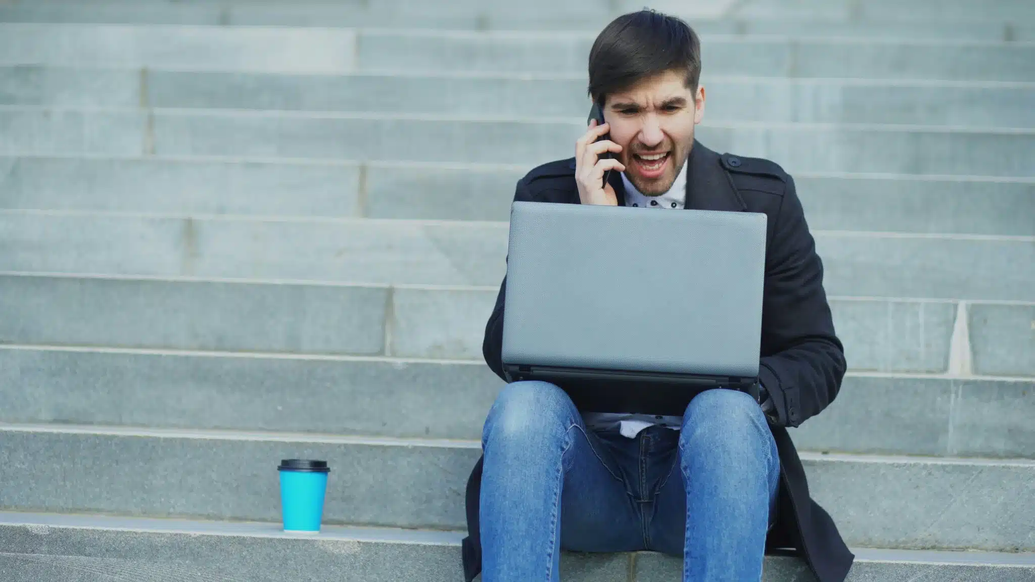 homme-au-telephone-avec-ordinateur-portable-dans-les-escaliers