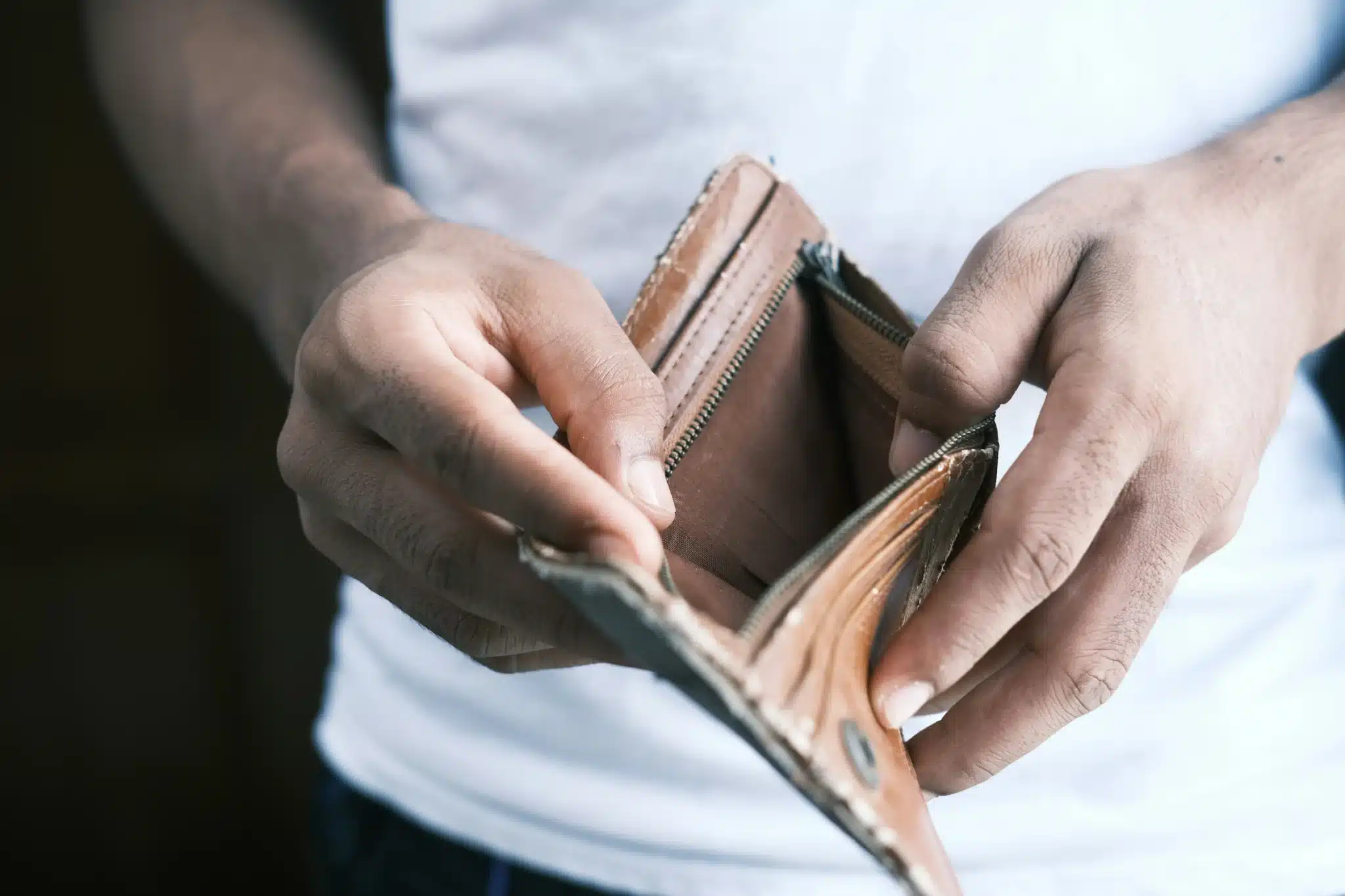 personne-tenant-un-portefeuille-a-deux-volets-en-cuir-marron
